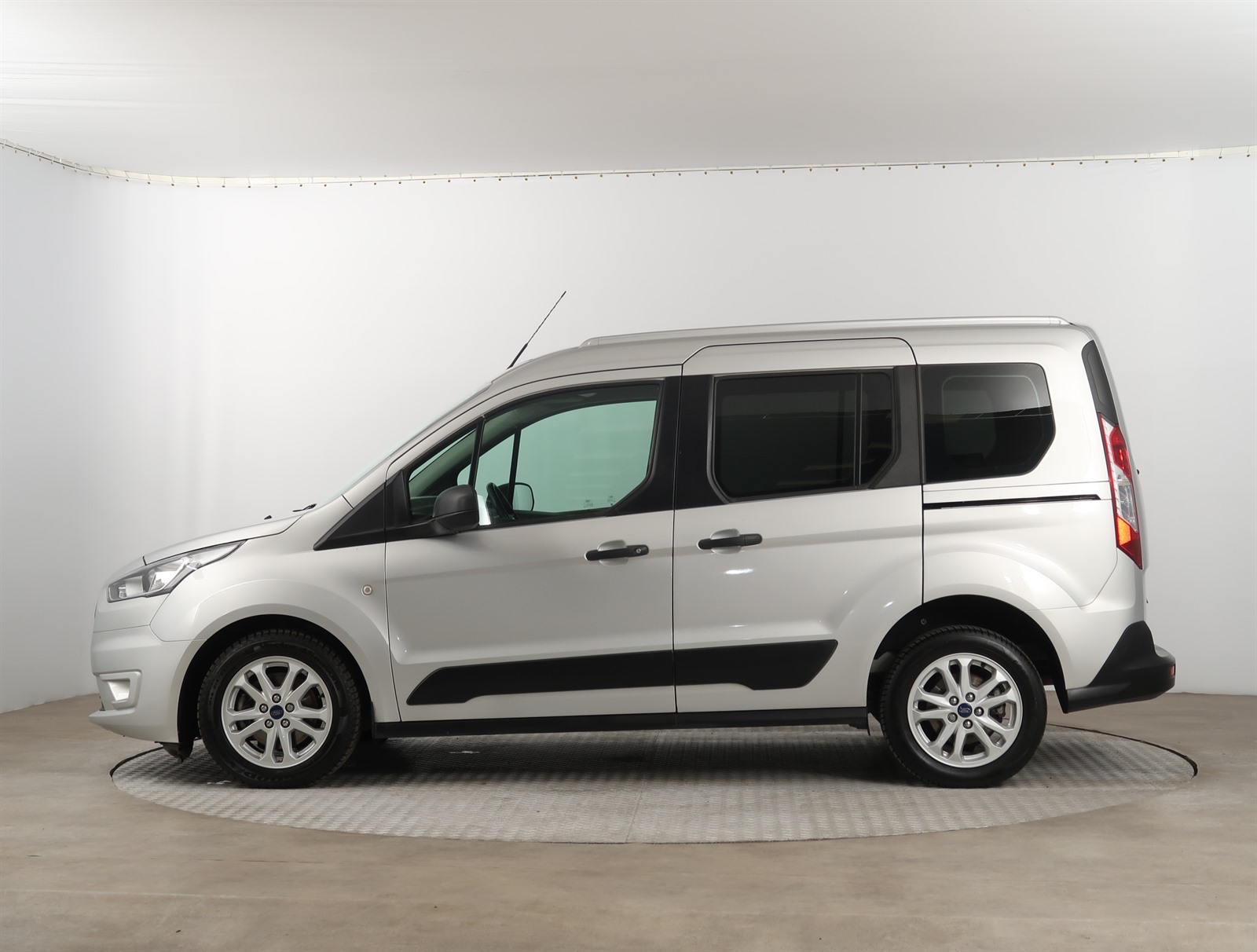 Ford Tourneo Connect, 2019 - pohled č. 4