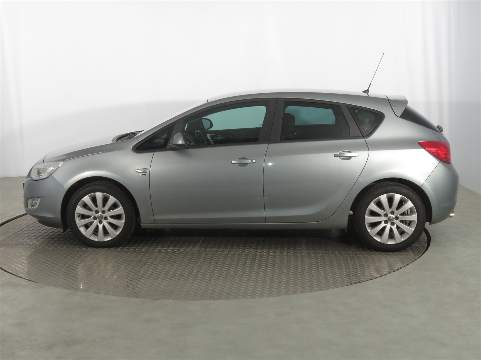 Opel Astra, 2012 - pohled č. 4