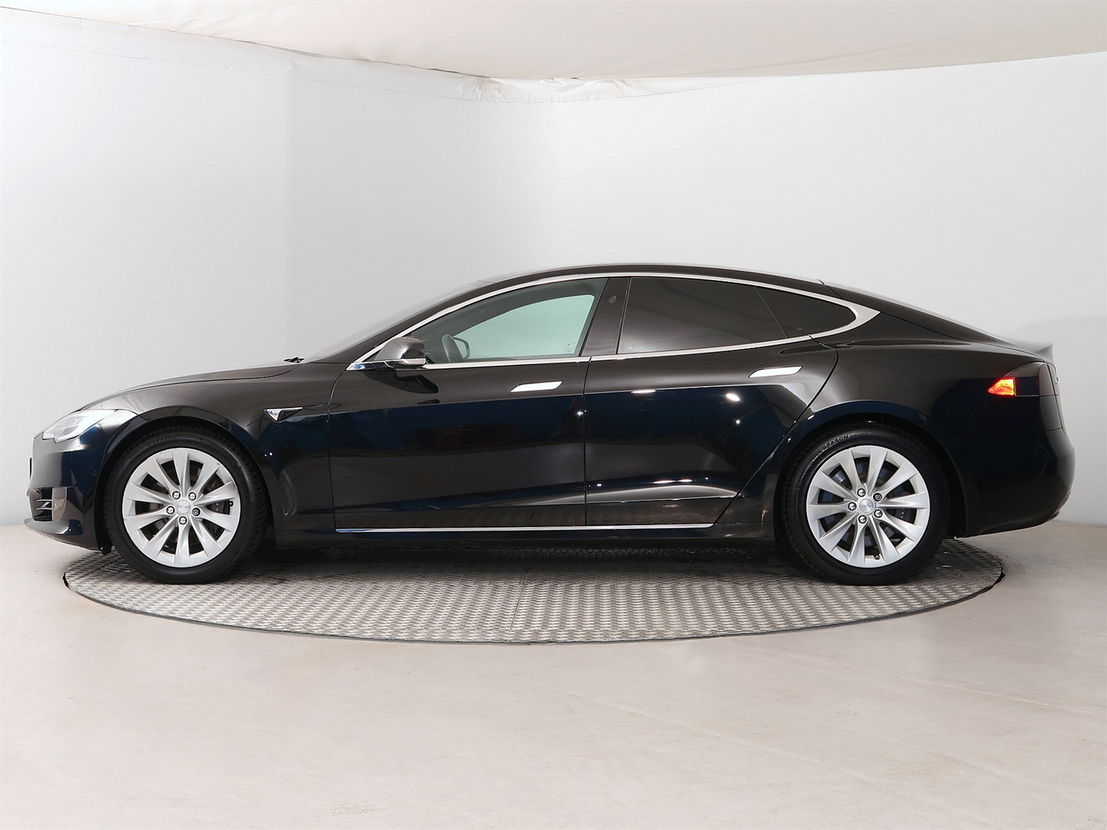 Tesla Model S, 2018 - pohled č. 4