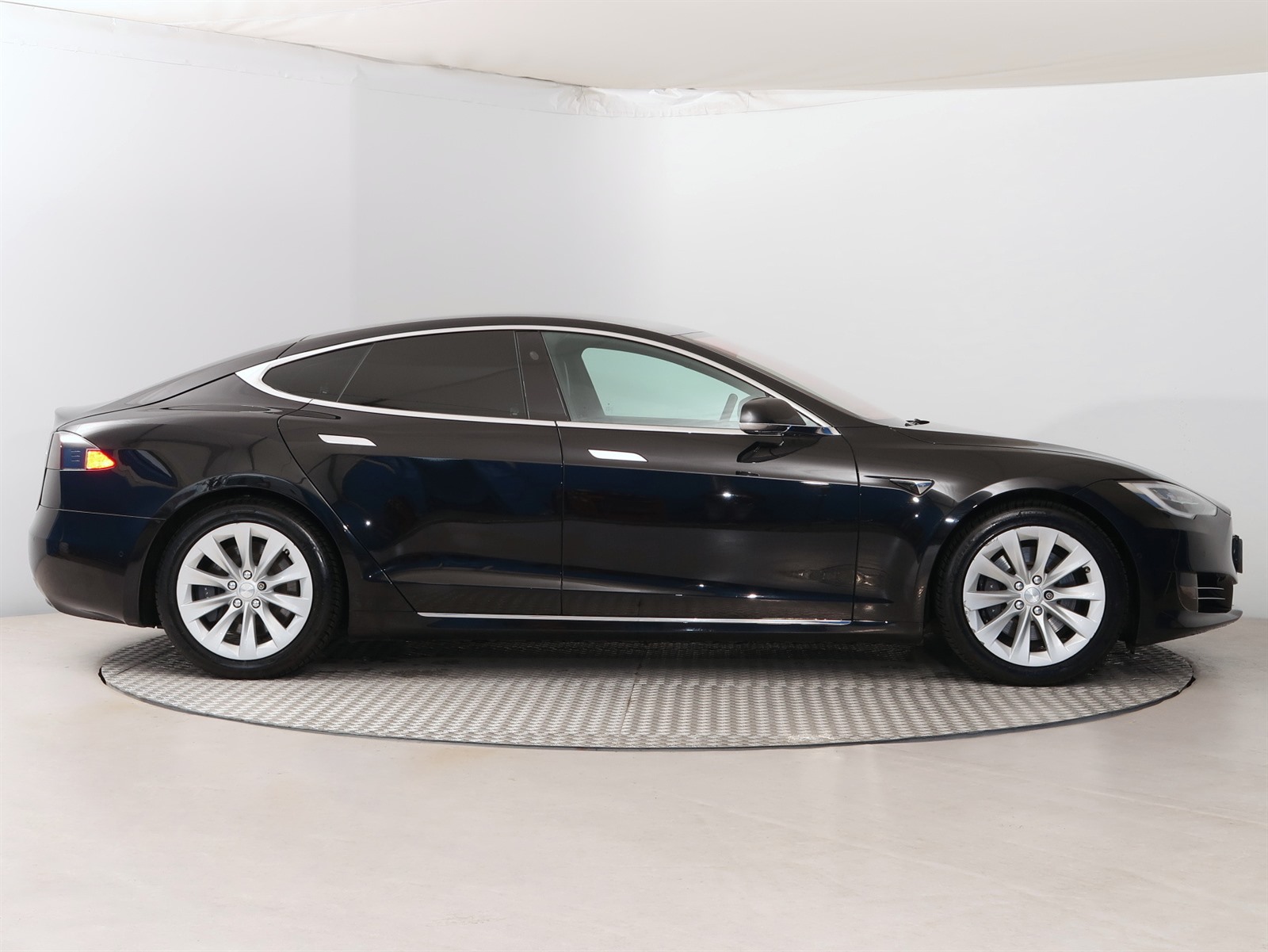 Tesla Model S, 2018 - pohled č. 8