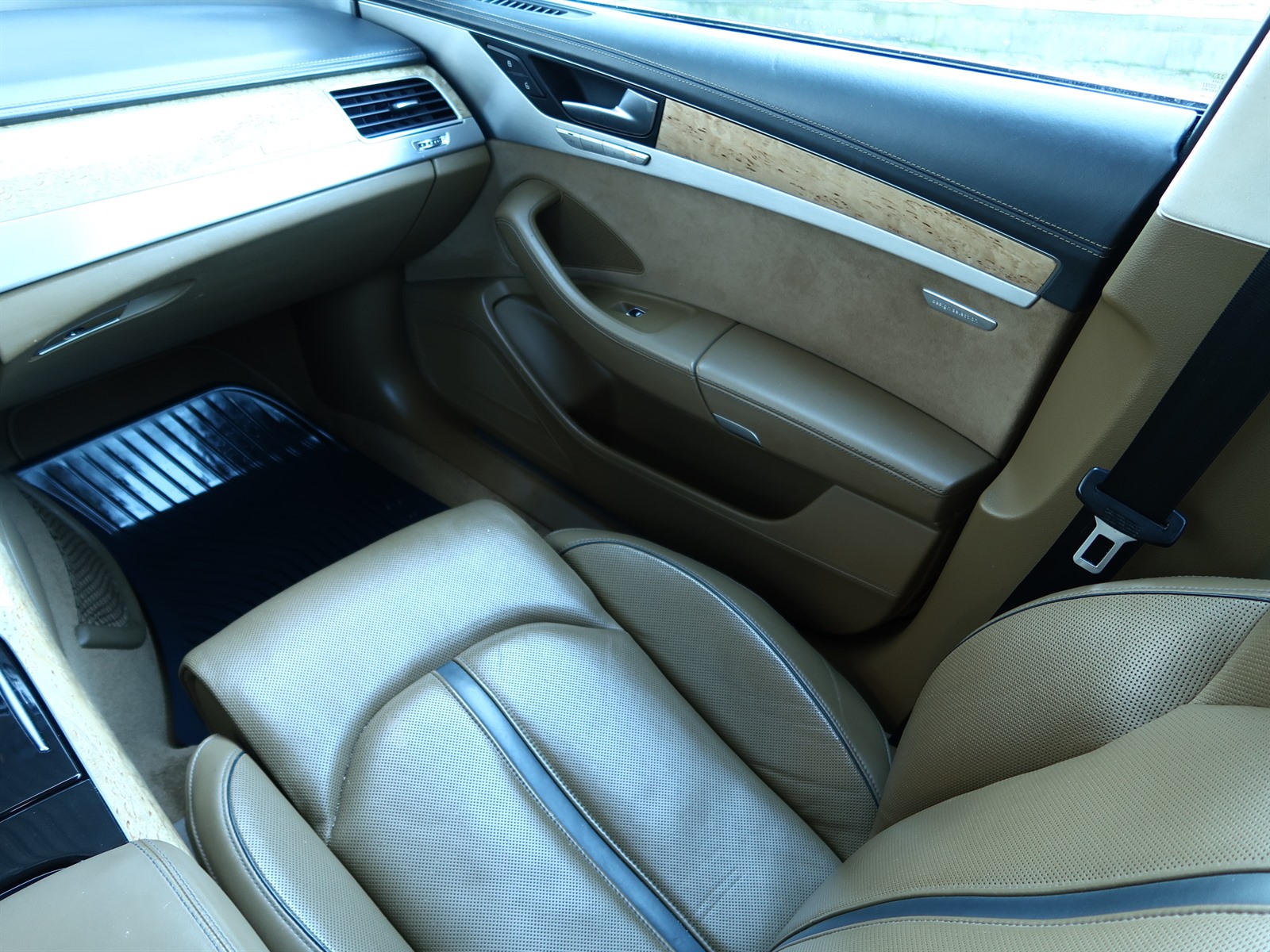 Audi A8, 2012 - pohled č. 11