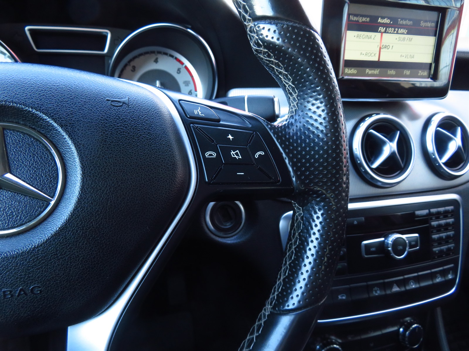 Mercedes-Benz GLA, 2015 - pohled č. 25