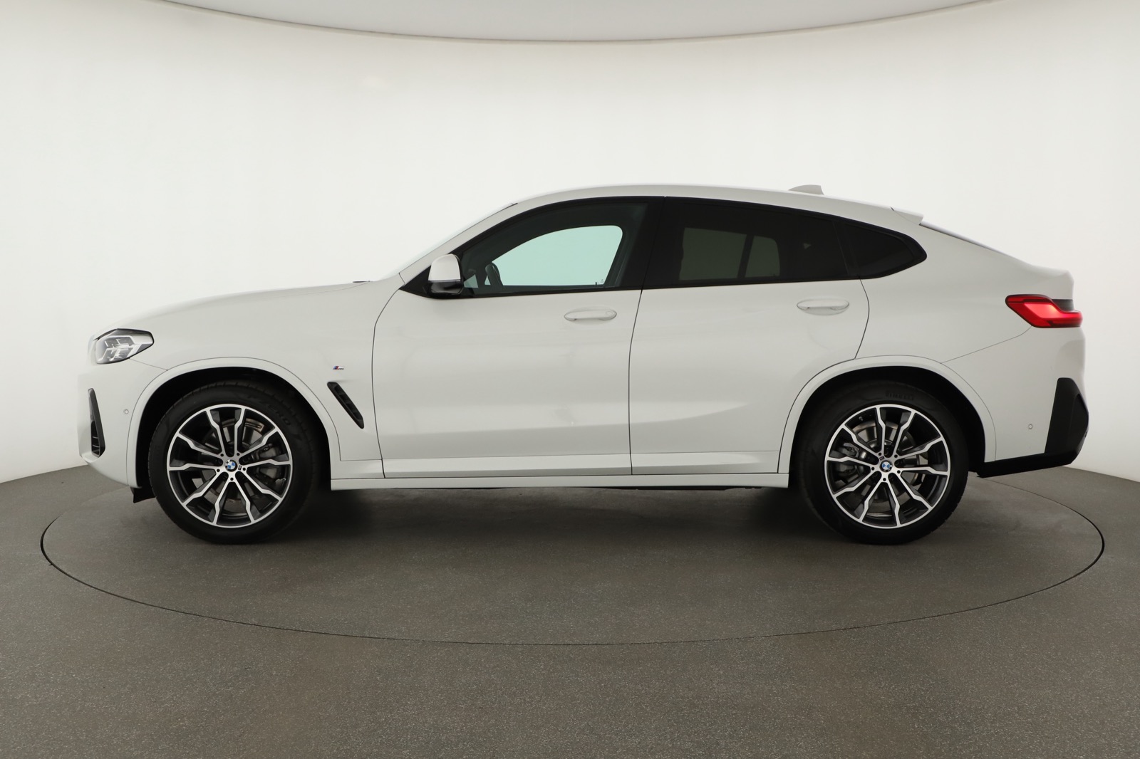 BMW X4, 2023 - pohled č. 4