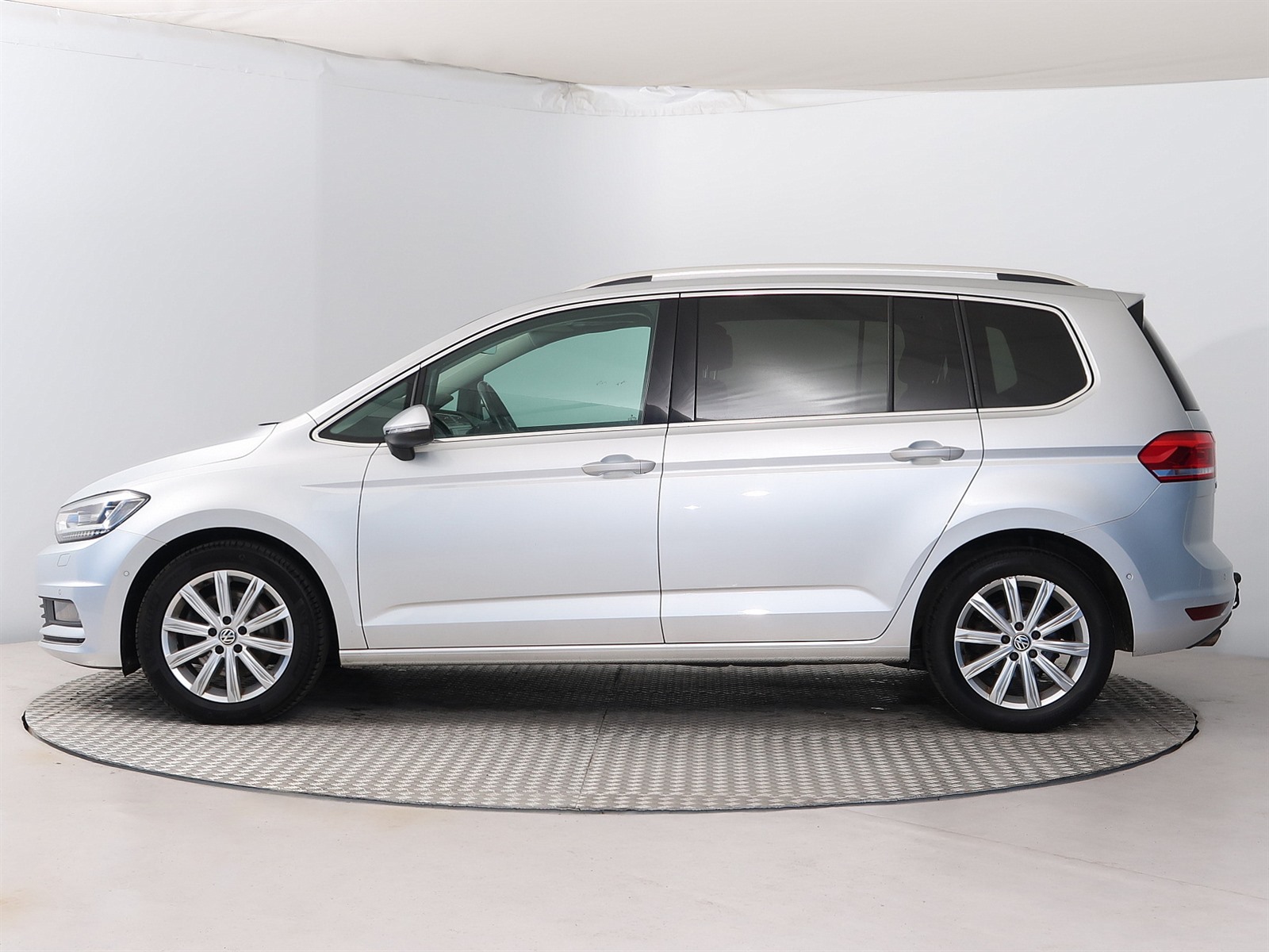 Volkswagen Touran, 2019 - pohled č. 4