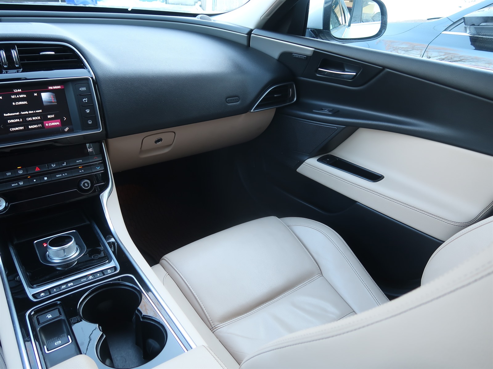 Jaguar XE, 2016 - pohled č. 11