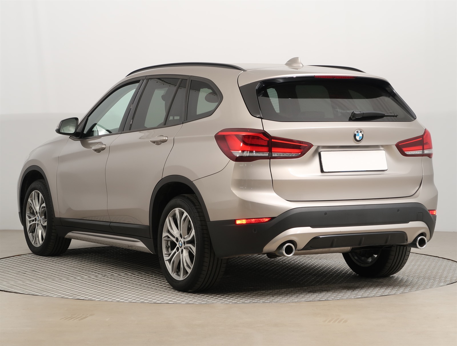 BMW X1, 2021 - pohled č. 5
