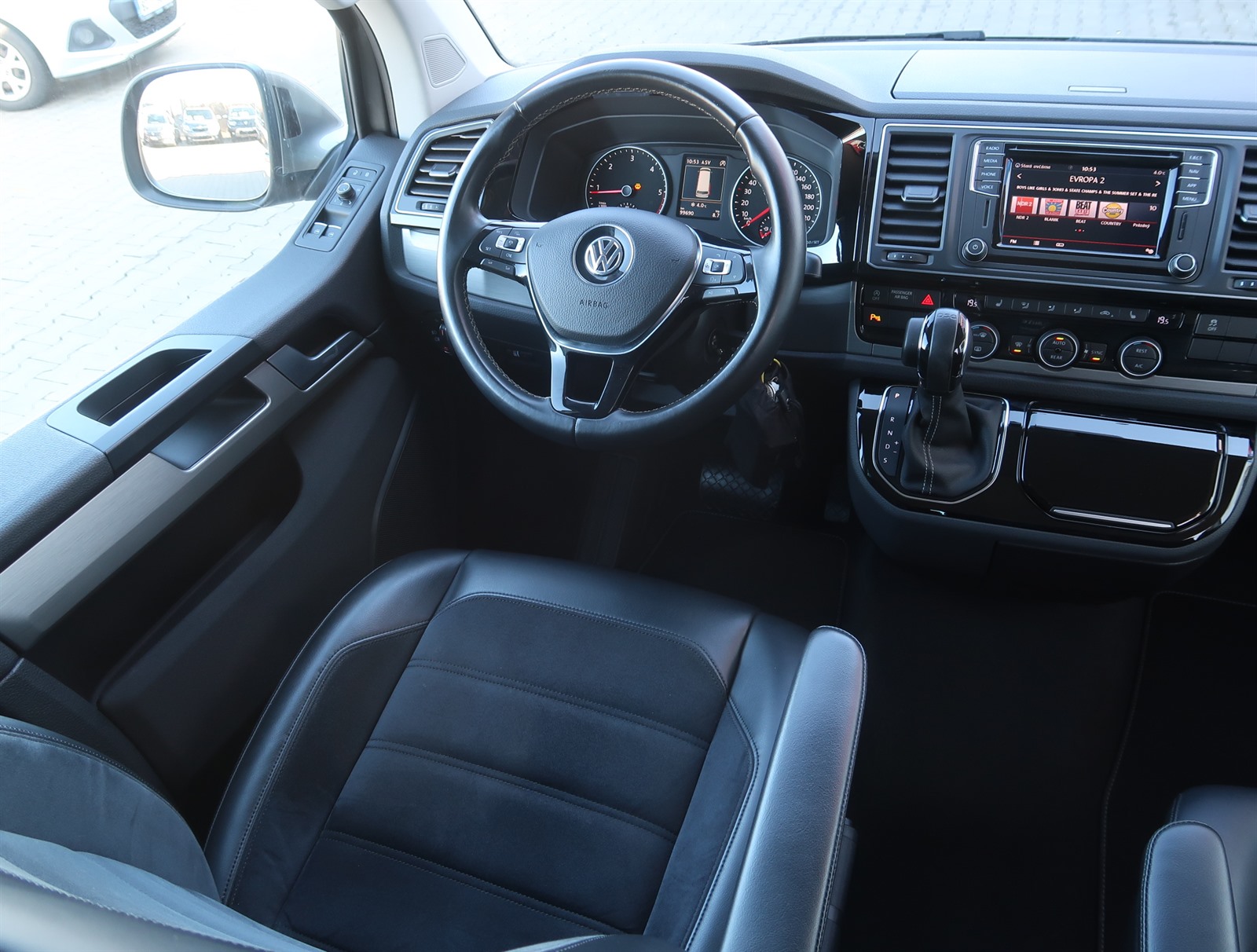 Volkswagen Multivan, 2018 - pohled č. 9