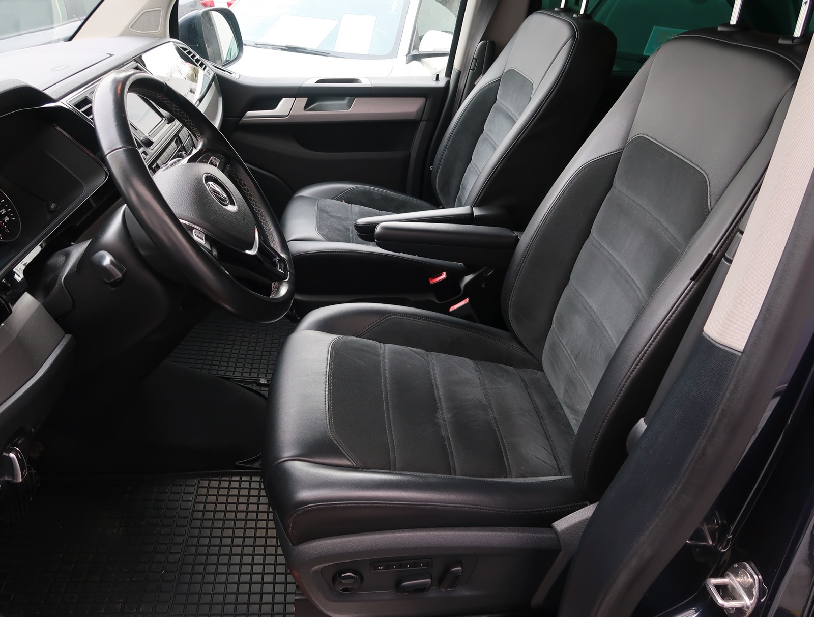 Volkswagen Multivan, 2015 - pohled č. 16