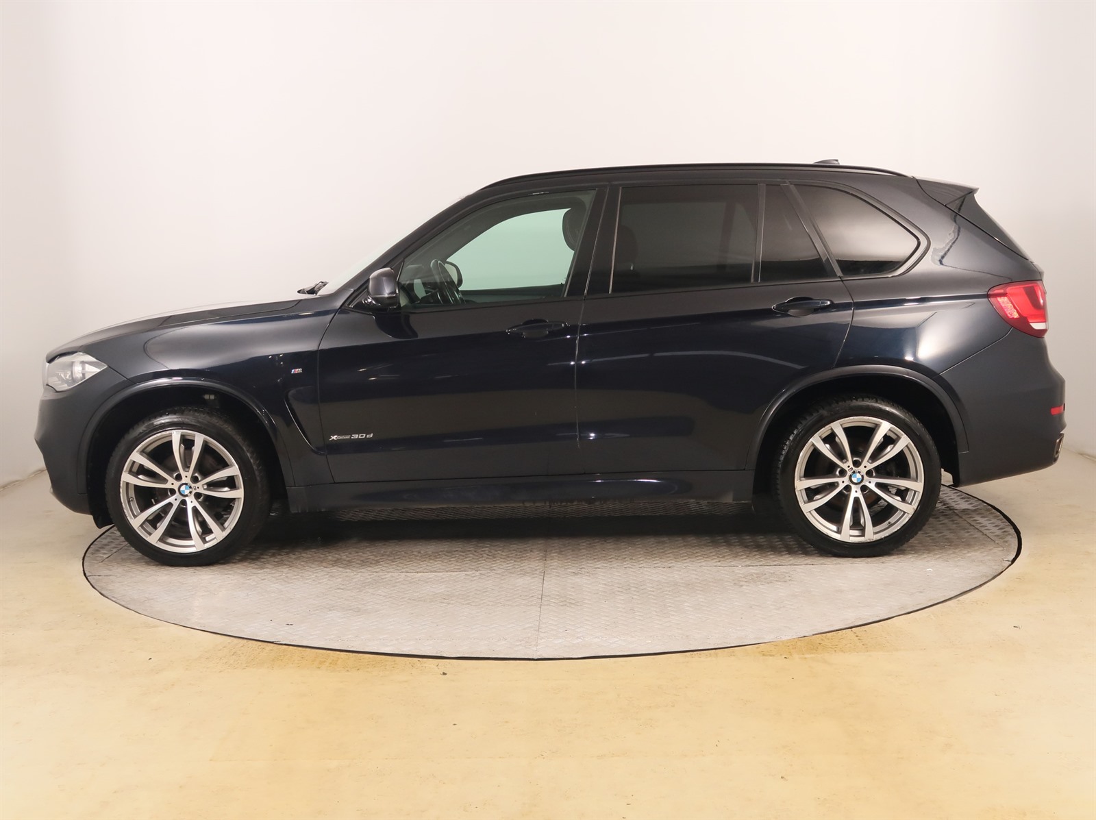 BMW X5, 2018 - pohled č. 4