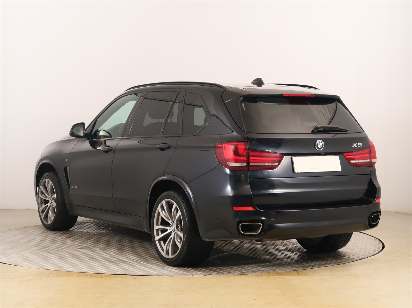 BMW X5, 2018 - pohled č. 5
