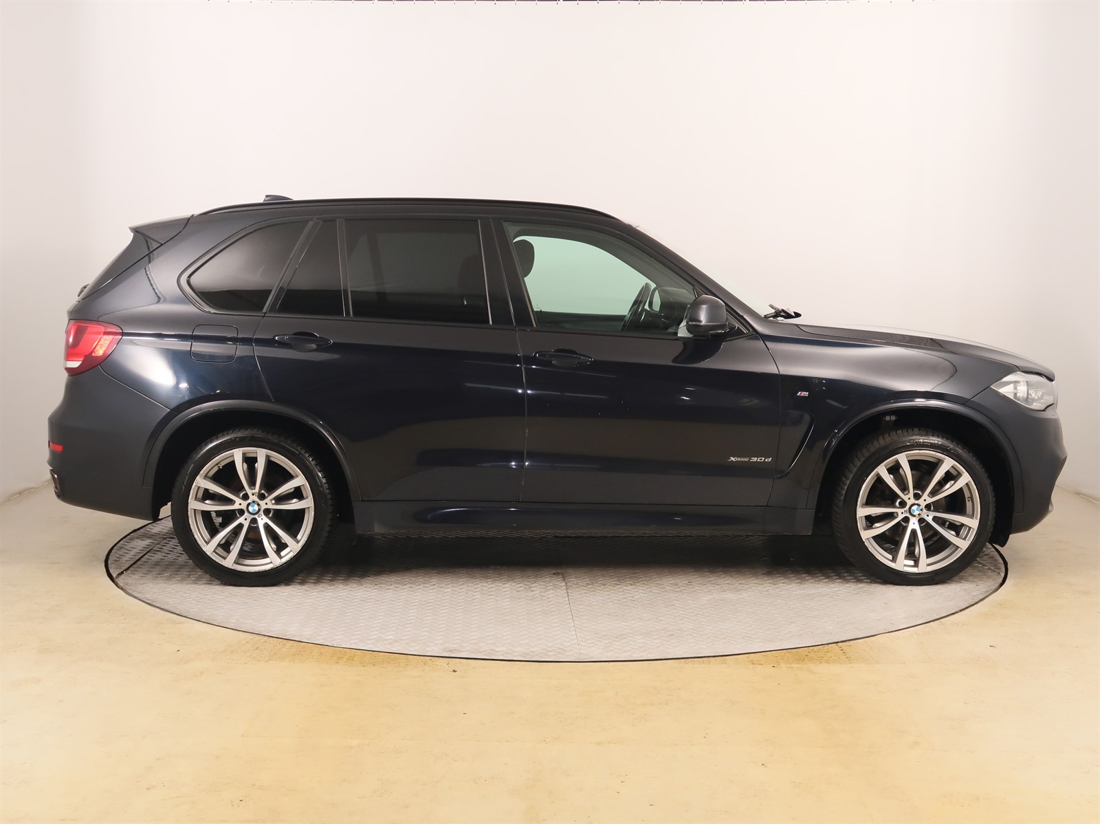 BMW X5, 2018 - pohled č. 8