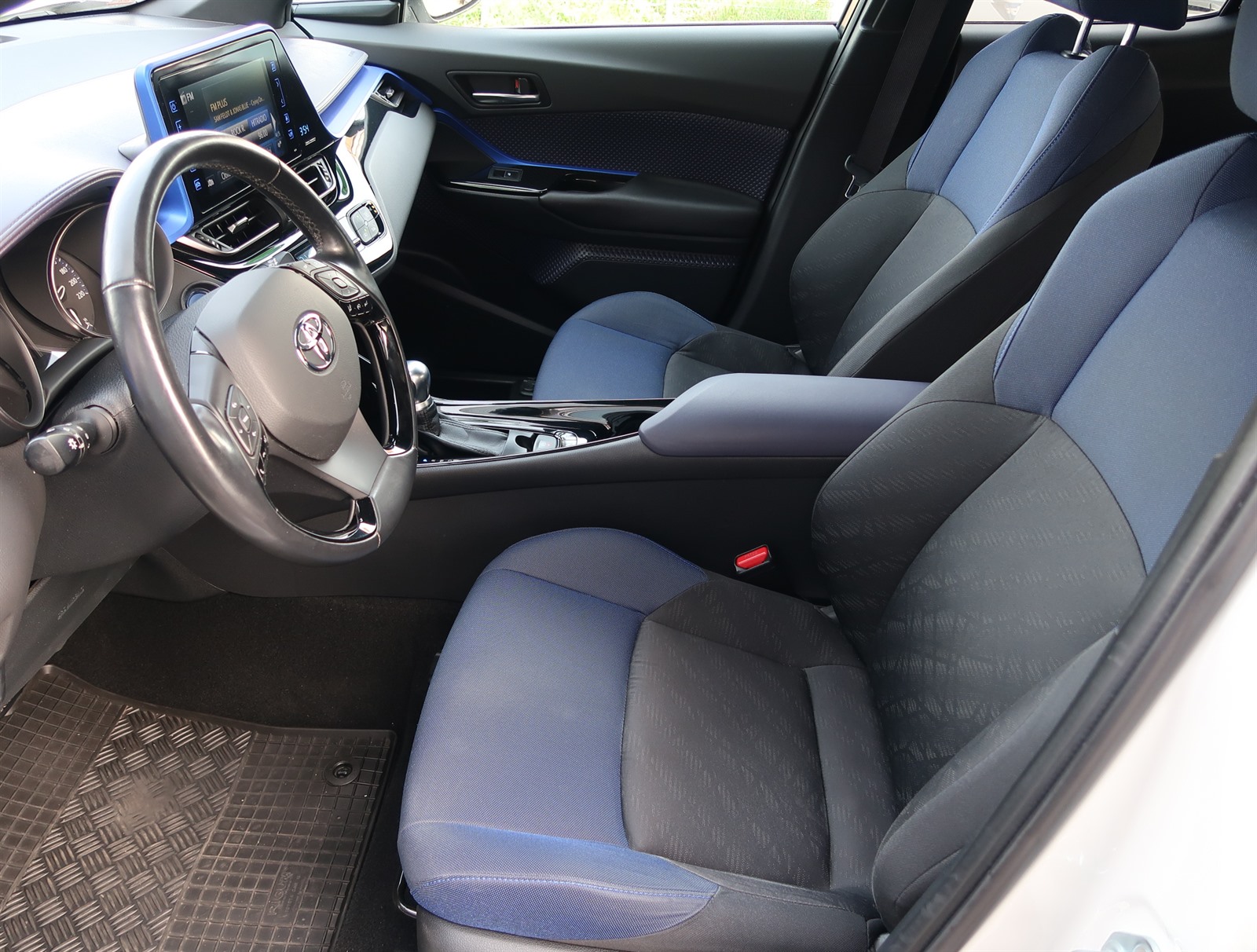 Toyota C-HR, 2017 - pohled č. 16