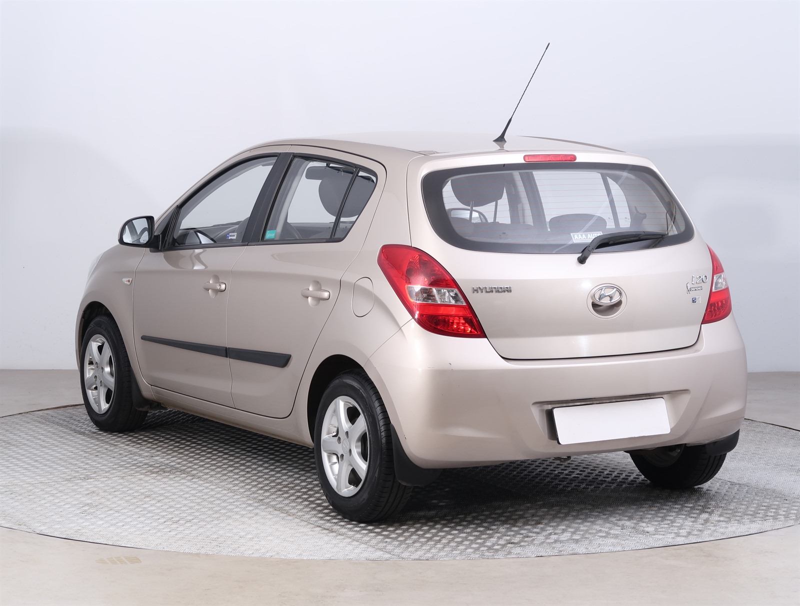 Hyundai i20, 2011 - pohled č. 5