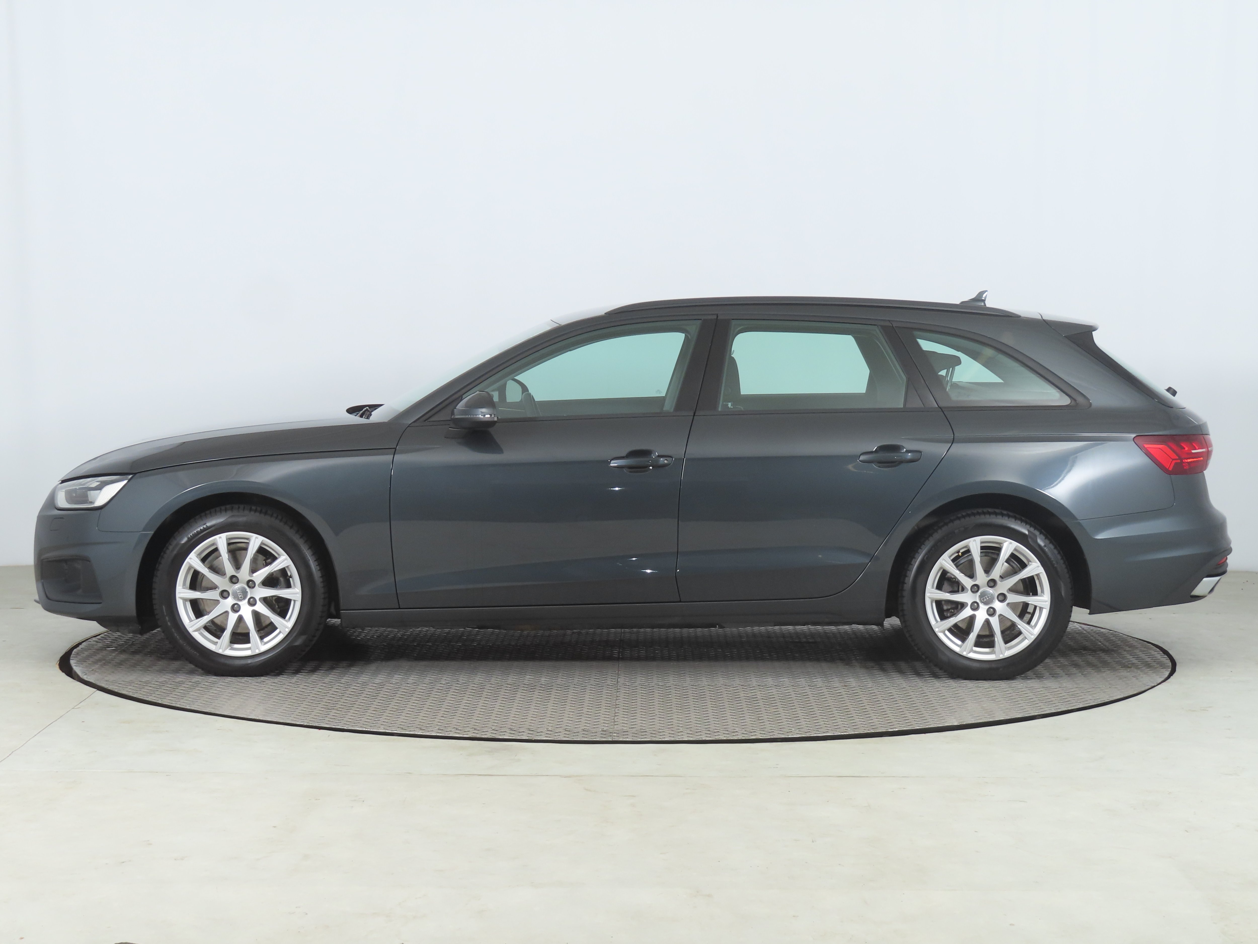 Audi A4, 2019 - pohled č. 4
