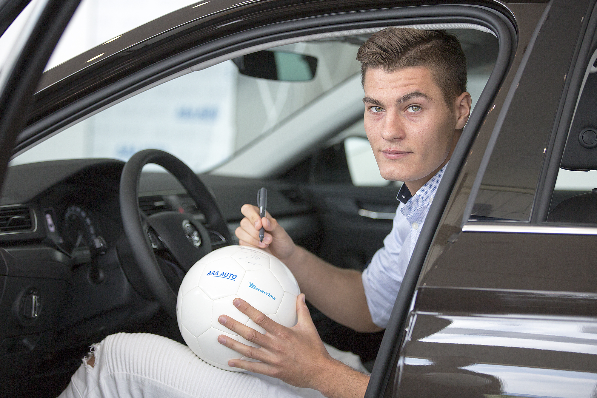 Patrik Schick v autě Mototechna podpis míče
