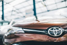 83 let značky Toyota: Lídr automobilového průmyslu slaví a jede dál